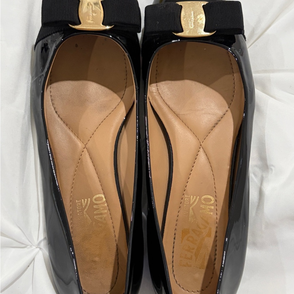 Salvatore Ferragamo Black Patent Vara Bow Flats with Gold Logo - Picture 2 of 7